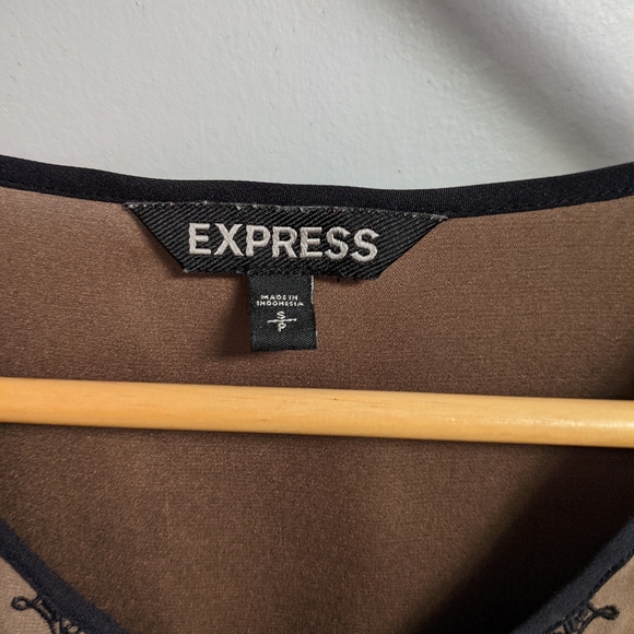 Express sleeveless top - Picture 3 of 5